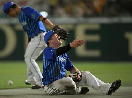 　６回、山本のファウルを捕れず悔しがる牧（撮影・田中太一）