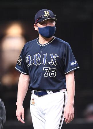 　６回、山岡をあきらめ交代を告げた中嶋監督（撮影・園田高夫）