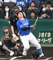 　１回、先制犠飛を放つ牧（撮影・飯室逸平）