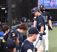 　１回、遊ゴロに倒れ肩を落としてベンチに戻る吉田正（撮影・園田高夫）