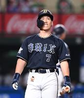 ８回、三邪飛に倒れ天を仰ぐ吉田正（撮影・園田高夫）