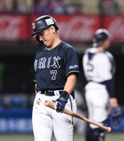 ８回、チャンスに三邪飛に倒れた吉田正は肩を落としてベンチに戻る（撮影・園田高夫）