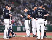 　６回のピンチで交代を告げられ白球を見つめる山岡（中央）＝撮影・園田高夫