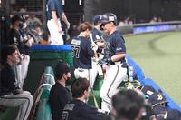 　８回、チャンスで三邪飛に倒れ肩を落としてベンチに戻る吉田正（撮影・園田高夫）