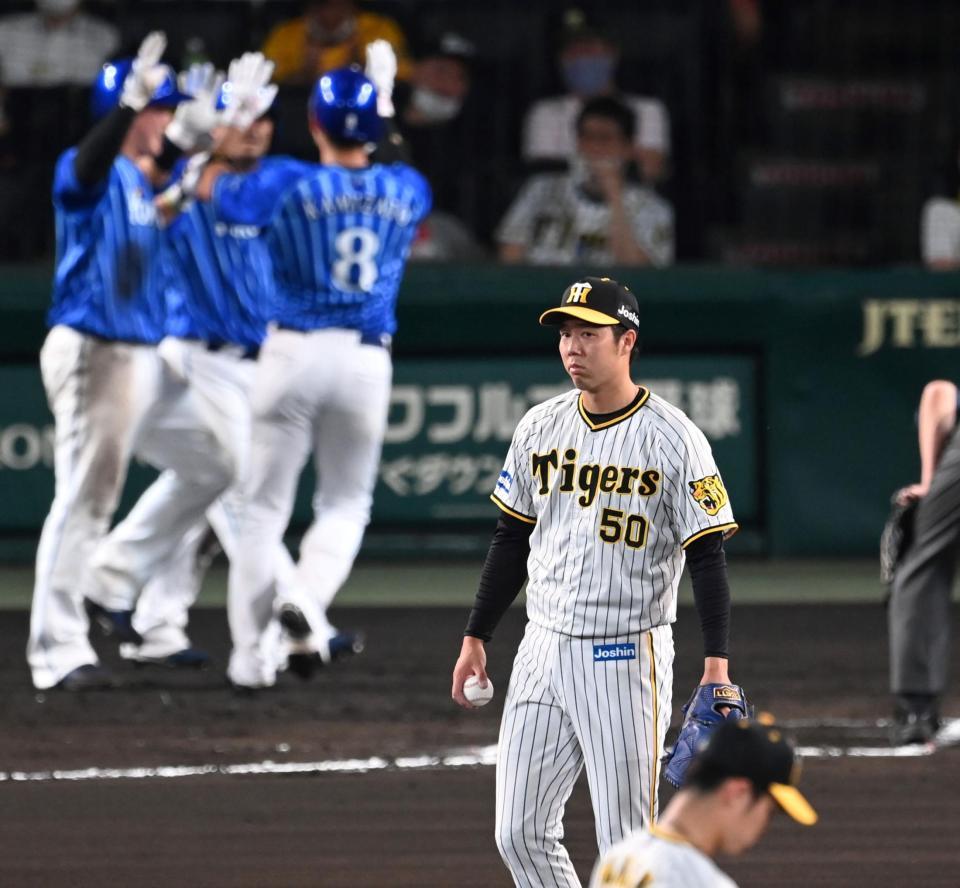 　６回、神里に３ランを浴びる青柳（撮影・飯室逸平）