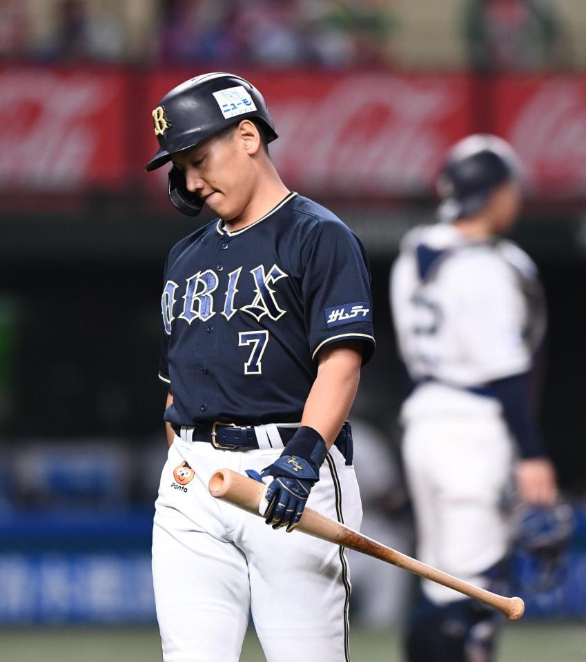 ８回、チャンスに三邪飛に倒れた吉田正は肩を落としてベンチに戻る（撮影・園田高夫）