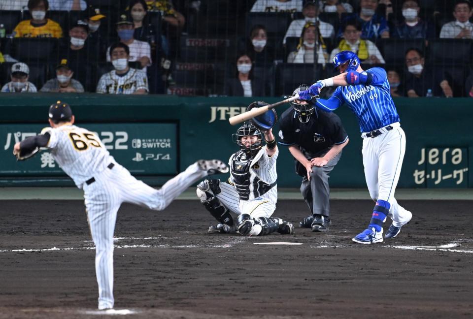 　８回、代打・ソトを空振り三振に斬る湯浅（撮影・飯室逸平）