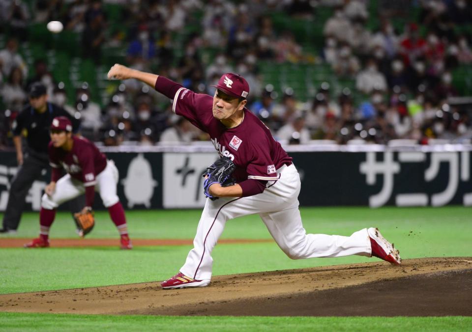 ソフトバンク打線相手に力投する先発の田中将
