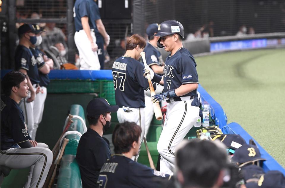 　８回、チャンスで三邪飛に倒れ肩を落としてベンチに戻る吉田正（撮影・園田高夫）