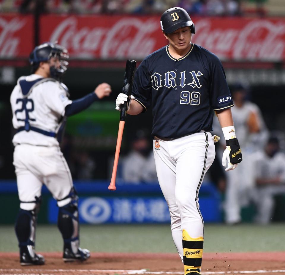 　８回、空振り三振に倒れた杉本（撮影・園田高夫）