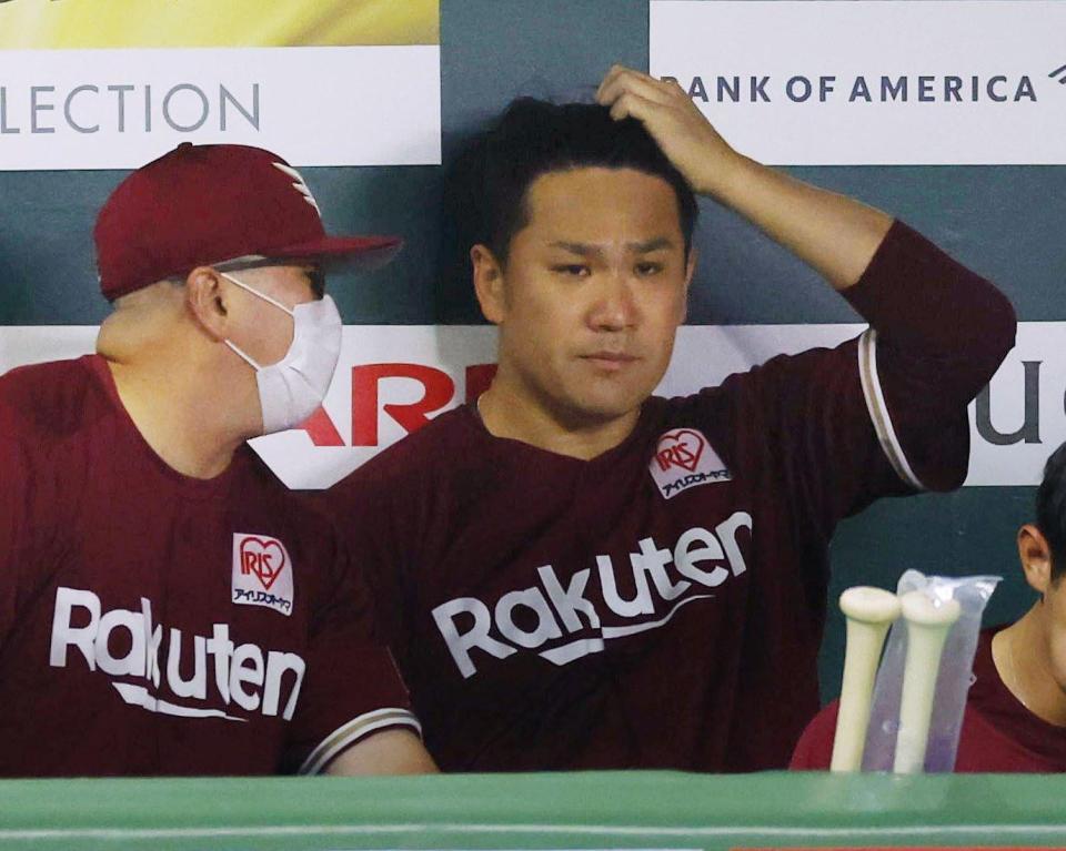 　５回を７失点で投げ終え、ベンチに戻った田中将（右）