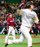 10回、周東（手前）にサヨナラ２ランを浴びた松井裕