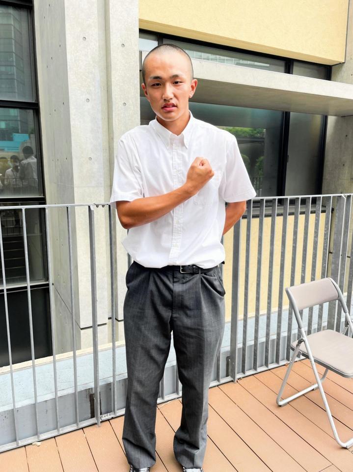 名門復活へ、「心臓を捧げる」ポーズで意気込んだ帝京・高木＝東京都渋谷区