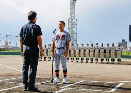 　高校野球沖縄大会の開始式で、選手宣誓する美里工の阿良主将