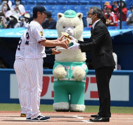 交流戦優勝で杵渕和秀氏から優勝トロフィーを手渡される高津監督（左）＝撮影・三好信也