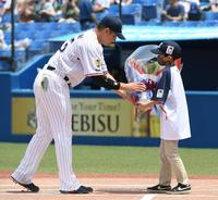 交流戦ＭＶＰに輝き祝福の花束をもらう村上（左）＝撮影・三好信也