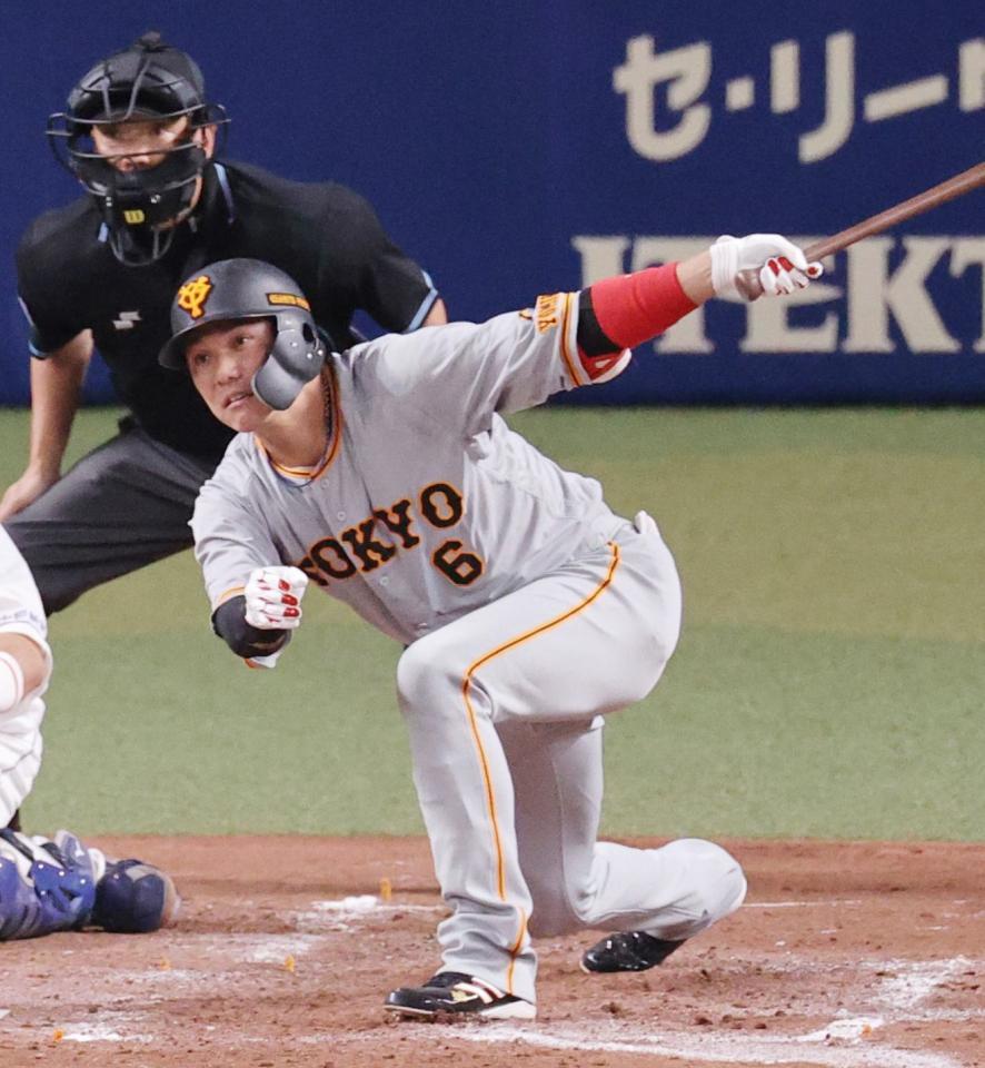 　３回、坂本が右前２点打を放つ