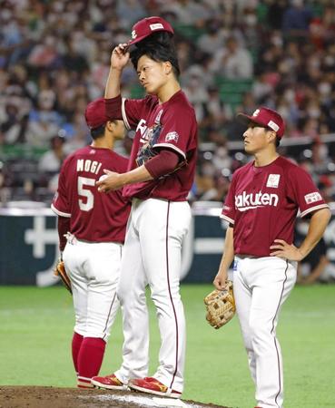 　６回途中、降板を告げられた早川（中央）＝共同