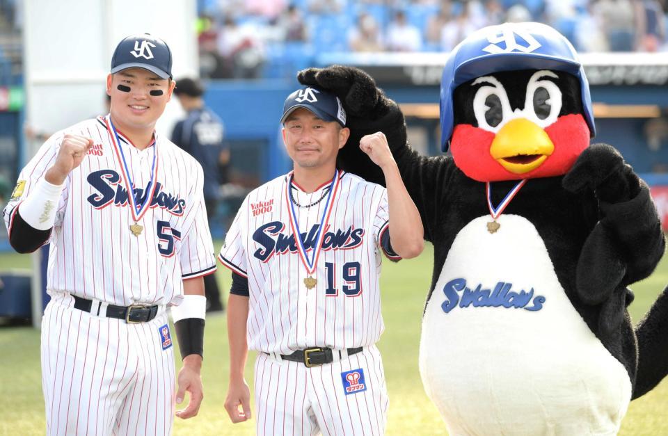 　４勝目を挙げた石川（右）と２打席連続本塁打の村上