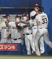 　５回、生還した銀次らをタッチで迎える石井監督（左から２人目）＝撮影・高石航平