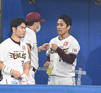 　７回途中で降板し、石井監督とタッチをかわす則本（撮影・高石航平）