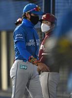 　８回、選手交代を告げベンチに戻る新庄ビッグボス（撮影・高石航平）