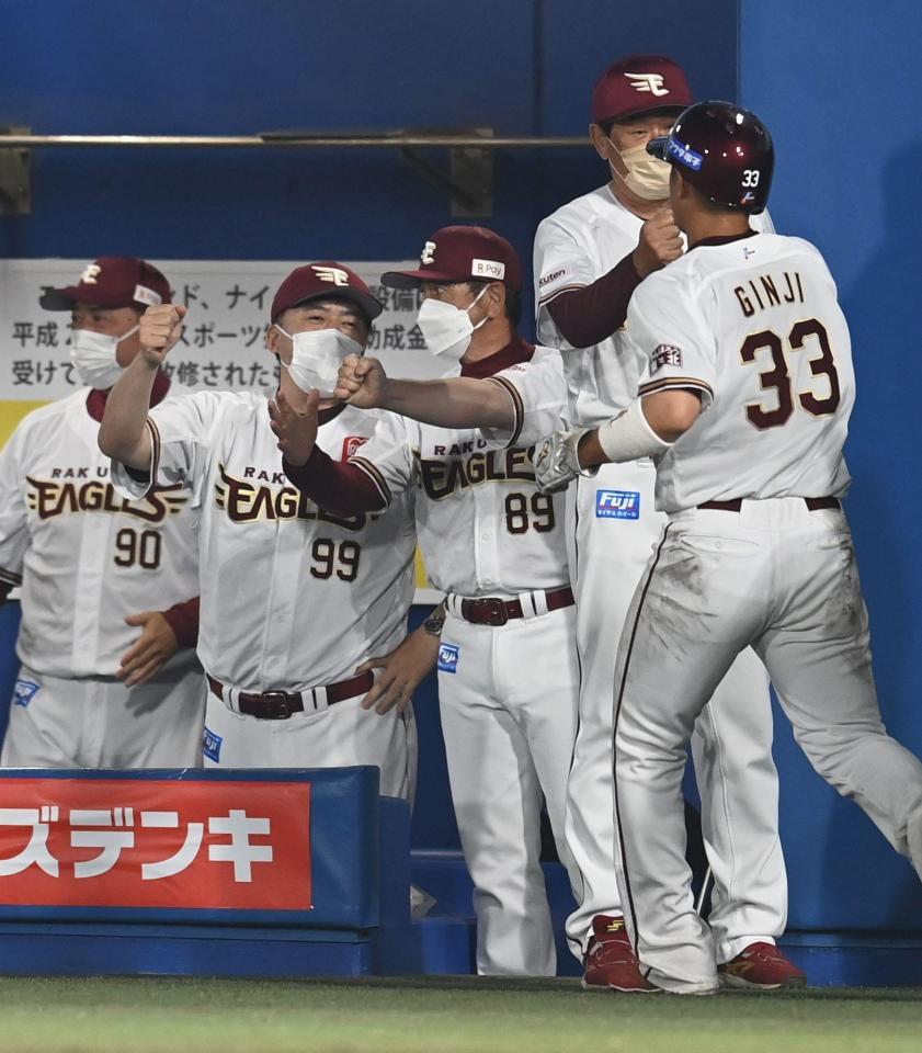 　５回、生還した銀次らをタッチで迎える石井監督（左から２人目）＝撮影・高石航平