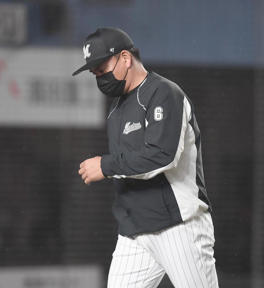 　松本に抑えられがっくりの井口監督（撮影・金田祐二）