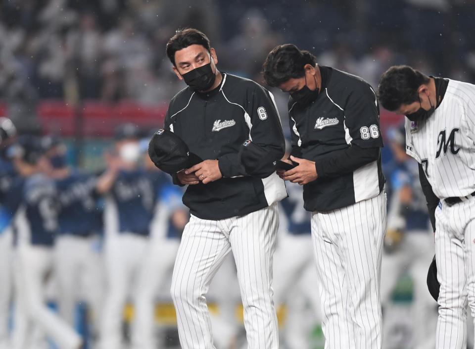 　西武に敗れがっくりの井口監督（撮影・金田祐二）