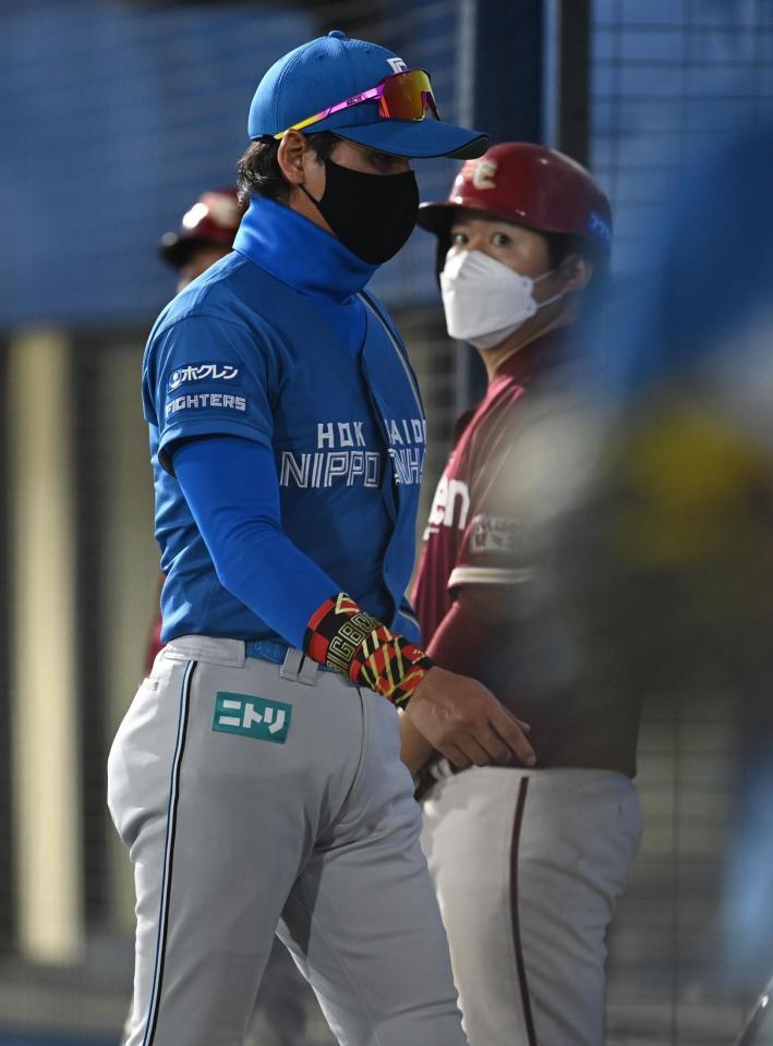 　８回、選手交代を告げベンチに戻る新庄ビッグボス（撮影・高石航平）