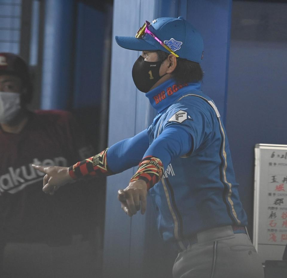 　７回、宇佐見の一塁アウトについてリクエストする新庄ビッグボス（撮影・高石航平）