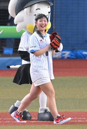 　ファーストピッチセレモニーに登場した女子プロゴルファーの吉田優利（撮影・堀内翔）