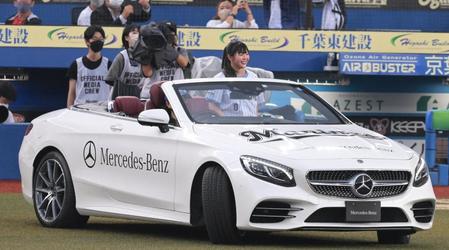 　メルセデス・ベンツ車製のリリーフカーに乗って登場した女子プロゴルファー吉田優利（撮影・堀内翔）