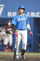 　７回、見逃し三振に倒れ渋い顔をする有薗（撮影・高石航平）