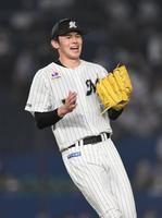 　４回、森を一ゴロにしとめ笑顔の佐々木朗（撮影・金田祐二）