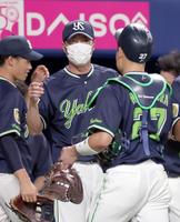 　中日に勝利し、中村（手前）を迎える高津監督