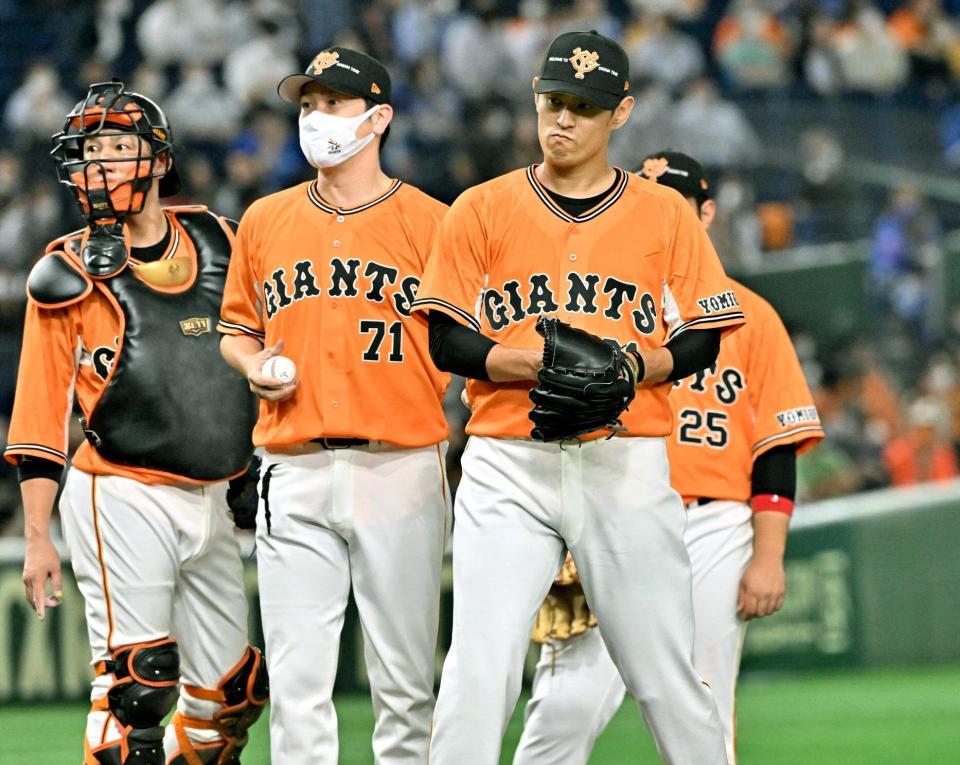 　５回、四球を与え降板する井納（２２日）