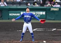 　６回、マウンドで深呼吸をする根尾（撮影・田中太一）