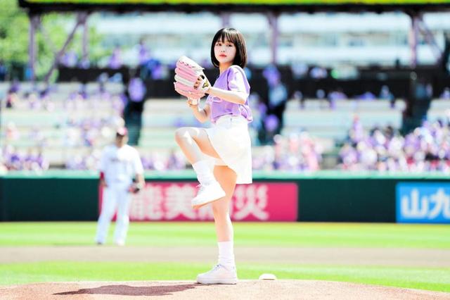 楽天イメージキャラ・なえなの始球式「すごく緊張」白のミニスカートに紫色ユニで登場