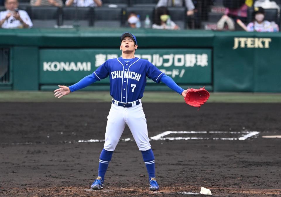 　６回、マウンドで深呼吸をする根尾（撮影・田中太一）