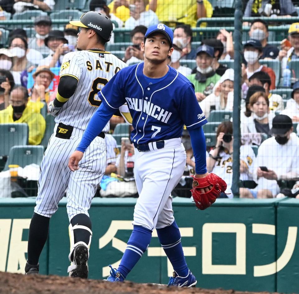 　６回、佐藤輝を一ゴロに打ちとる根尾（撮影・飯室逸平）