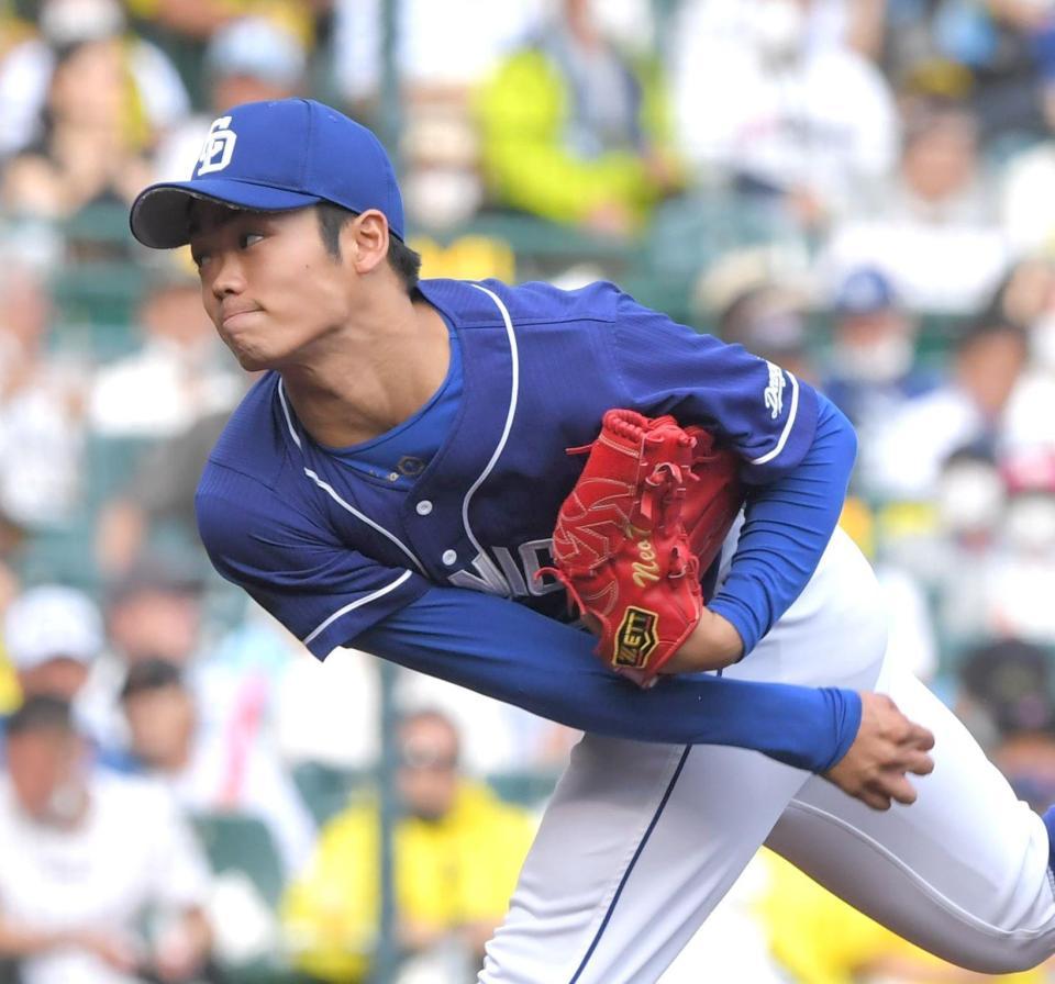 　６回から登板する根尾（撮影・北村雅宏）