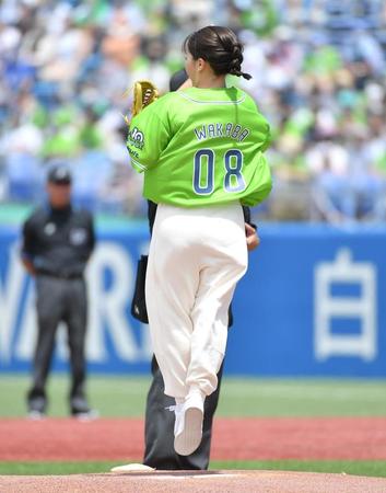 始球式の前にジャンプする樋口新葉＝神宮球場（撮影・伊藤笙子）