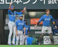 　延長10回、勝ち越しを喜ぶ新庄ビッグボス（左）＝撮影・高部洋祐