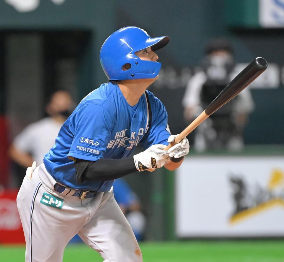 　８回、右越えに同点ソロを放つ上川畑（撮影・高部洋祐）