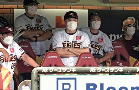 　９回、試合を見つめる石井監督（中央）