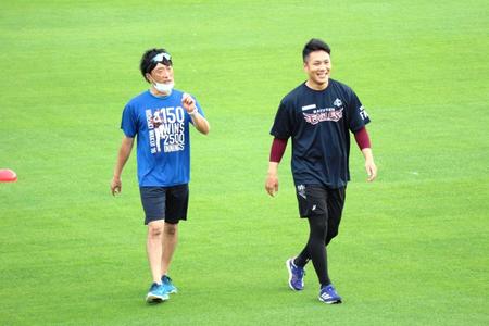 　リラックスした表情で調整を行った則本（右）