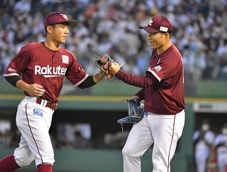 　５回、若月の右前打を捕球し、本塁に好返球して二走・中川圭をアウトにした岡島（左）を出迎える則本（撮影・吉澤敬太）