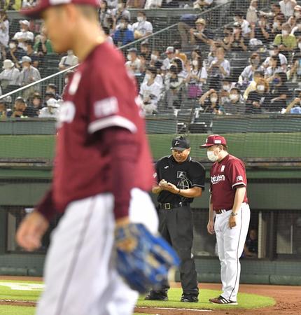 　８回、則本（手前）をそのままマウンドへ向かわせる石井監督（撮影・吉澤敬太）