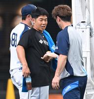 　１軍に合流し、外崎（右）に患部を確認される近藤（撮影・高石航平）